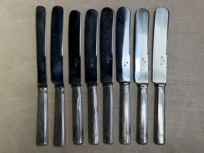 Huit couteaux en argent fourré Russe. 
84...
