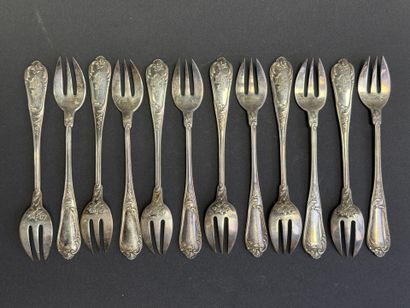 Douze fourchettes à huitres en argent, poinçon...