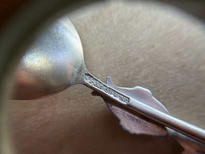 Huit petites cuillères souvenir en argent...