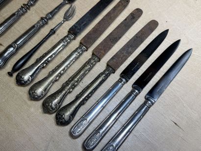 Couverts de service en argent et argent fourré...