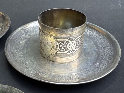 Cinq ronds de serviette et quatre soucoupes...