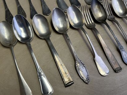 Lot de couverts dépareillé en argent. 
Poids:...