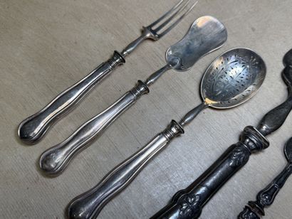 Couverts de service en argent et argent fourré...