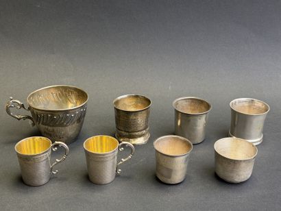 Trois petites tasses et 5 petites timbales...