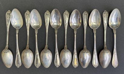Douze petites cuillères en argent, modèle...