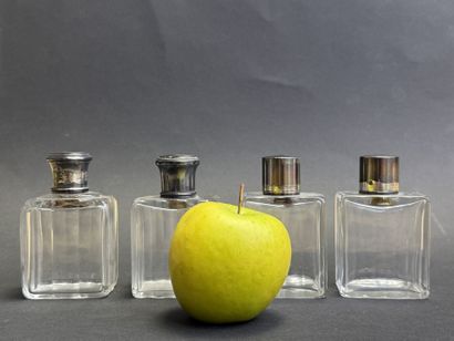 Quatre flacons en verre, monture en argent,...