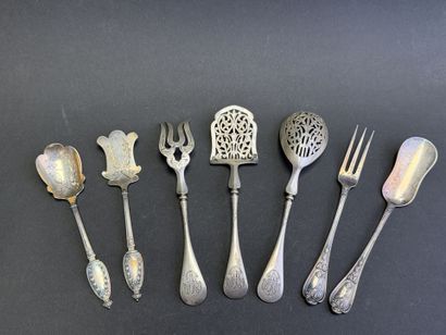 Couverts à mignardises en argent, divers...