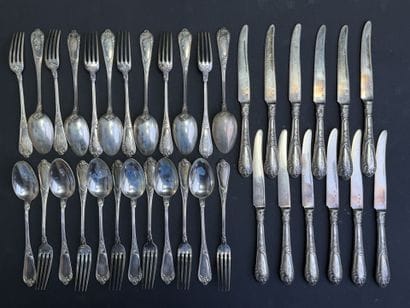 Douze couverts en argent et douze couteaux...