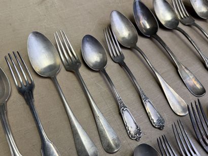 Lot de couverts dépareillé en argent. 
Poids:...