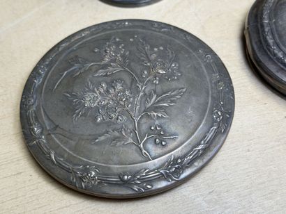 Eléments en argent, couvercles de boites,...