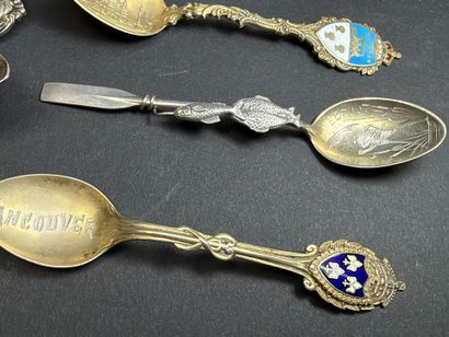 Huit petites cuillères souvenir en argent...