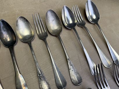 Lot de couverts dépareillé en argent. 
Poids:...
