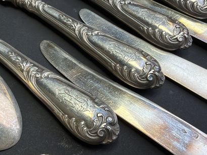 Douze couverts en argent et douze couteaux...