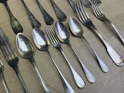 Lot de couverts dépareillé en argent. 
Poids:...