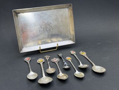 Plateau et huit petites cuillères de souvenir...