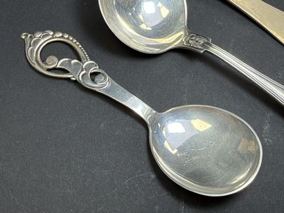 Cinq couverts en argent du Danemark. 
836°/00
L....