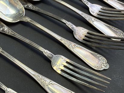 Douze couverts en argent et douze couteaux...