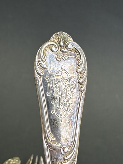 Douze fourchettes à huitres en argent, poinçon...