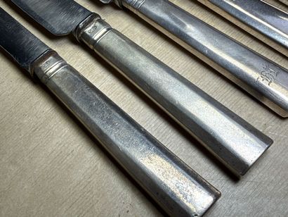 Huit couteaux en argent fourré Russe. 
84...