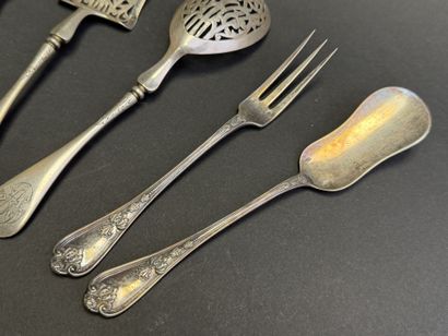 Couverts à mignardises en argent, divers...