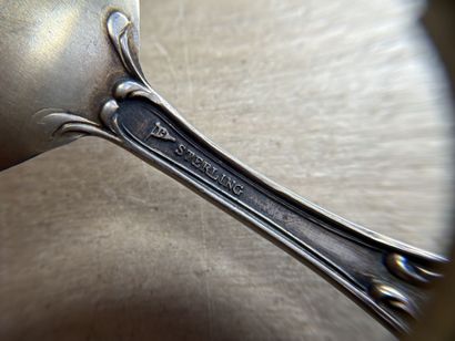 Huit petites cuillères souvenir en argent...