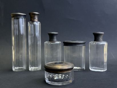 Six flacons de garniture de toilette, bouchons...