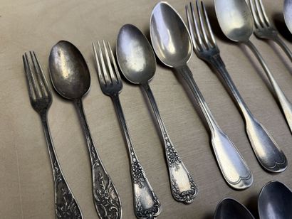 Lot de couverts dépareillé en argent. 
Poids:...