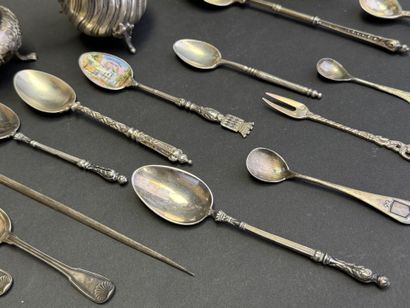 Lot comprenant moutardiers, pique à brochette,...