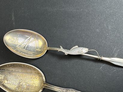 Huit petites cuillères souvenir en argent...