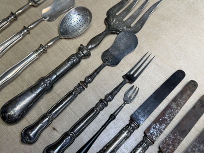 Couverts de service en argent et argent fourré...
