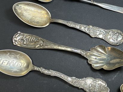 Huit petites cuillères souvenir en argent...