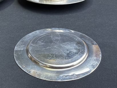 Cinq ronds de serviette et quatre soucoupes...