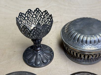 Eléments en argent, couvercles de boites,...