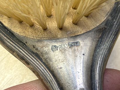 Brosse en argent fourré et boite cylindrique...