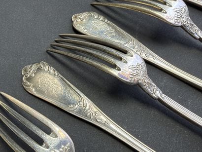 Douze couverts en argent et douze couteaux...