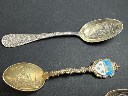 Huit petites cuillères souvenir en argent...