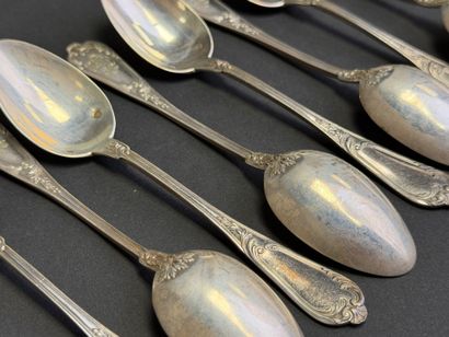 Douze petites cuillères en argent, modèle...