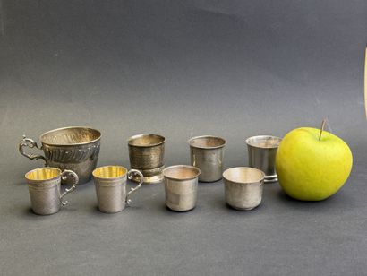 Trois petites tasses et 5 petites timbales...
