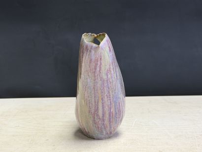 Vase en porcelaine émaillée. 
H. :16,5 c...