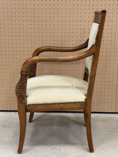 Fauteuil, accotoirs en dauphin
Style Restauration....