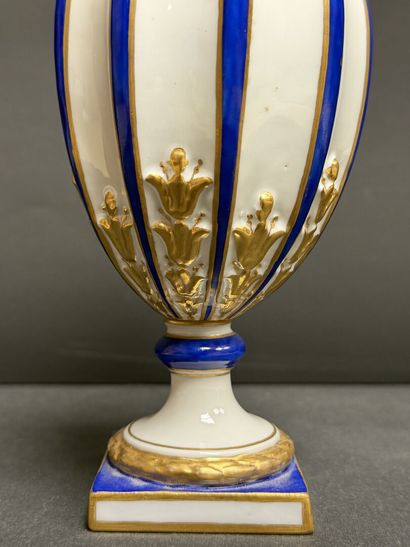 Vase en porcelaine à rayures bleus et doré.
H:...