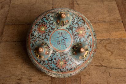 Brûle- parfum chaudron en émaux cloisonnés.
CHINE...