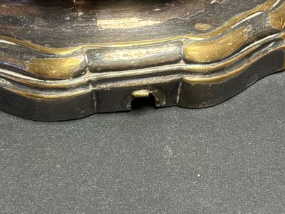 Paire de bougeoirs en métal argenté. 
H....