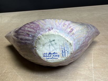 Vase en porcelaine émaillée. 
H. :16,5 c...