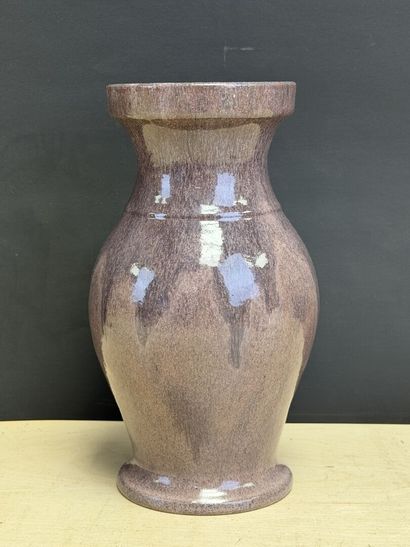 ACCOLAY
Vase en émail mauve 
25 cm.