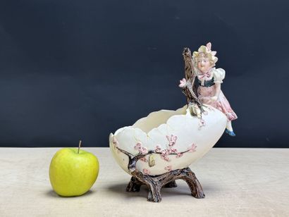 Jardinière en barbotine figurant une fillette...