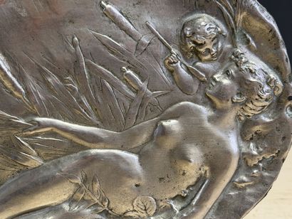 EMILE VERNIER (1985-1927)
Plateau en cuivre...