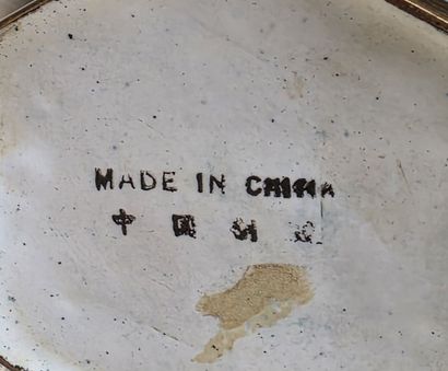 Paire de vases en émail sur cuivre
CHINE...