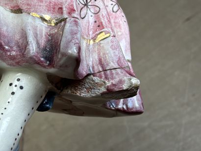 Jardinière en barbotine figurant une fillette...