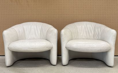 Paire de fauteuils en cuir blanc. 
Années...